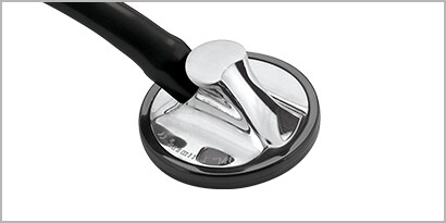 Fonendoskop 3M Littmann Master Cardiology s černými hadičkami a povrchovou úpravou hrudního snímače v barvě leštěné nerezové oceli na bílém pozadí
