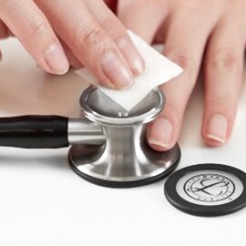 Správné čištění otevřeného zvonu fonendoskopu Littmann pomocí hadříku namočeného v alkoholu.