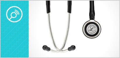 Hrudní snímač a ušní olivky fonendoskopu 3M Littmann Classic III plus ikona hrudního snímače v bílé barvě na zelenomodrém pozadí.
