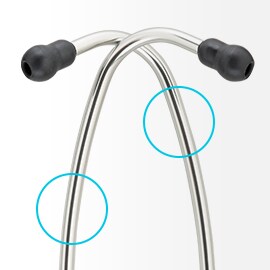 Lesklé hliníkové ušní trubičky fonendoskopu 3M Littmann symetricky překřížené s černými ušními olivkami na koncích.