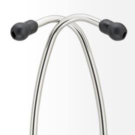 Lesklé hliníkové ušní trubičky fonendoskopu 3M Littmann symetricky překřížené s černými ušními olivkami na koncích.