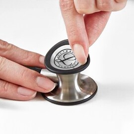 Prsty odstraňující laditelnou membránu ze zvonu fonendoskopu 3M Littmann Classic III.