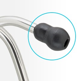 Detailní pohled na černé a měkce těsnící ušní olivky na ušní trubičce fonendoskopu 3M Littmann.