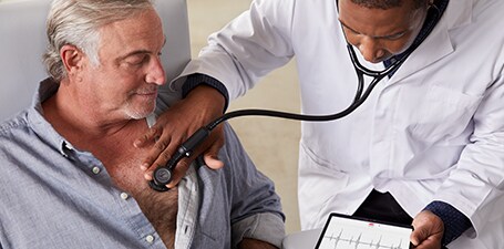 Klinický lékař drží na hrudníku muže 3M Littmann CORE digitální fonendoskop
